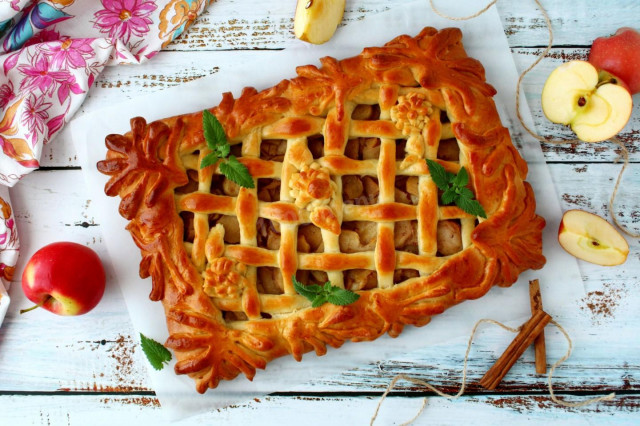 Apple pie made from yeast dough in the oven