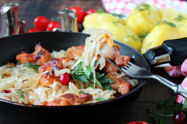 Chicken with sauerkraut in a frying pan