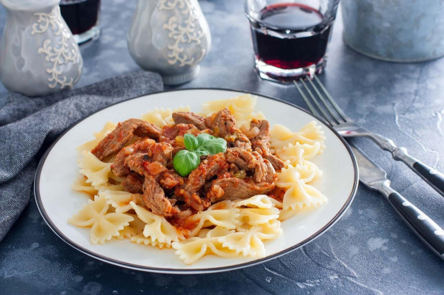 Pasta with beef in tomato sauce