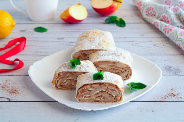 Pita bread strudel with apples in the oven