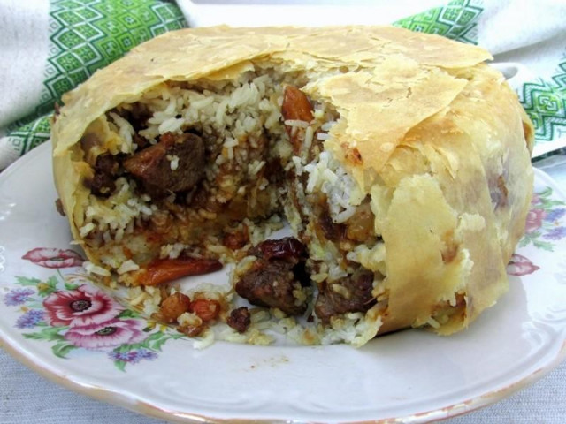 Azerbaijani pilaf shah in lavash