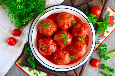 Meat meatballs with rice and gravy