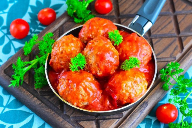Meat meatballs with rice and gravy