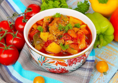 Meat stew with pork vegetables