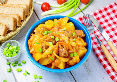 Stew with cabbage, potatoes and meat