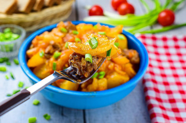 Stew with cabbage, potatoes and meat