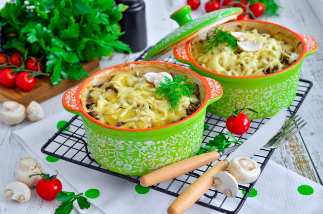 Potatoes in pots with mushrooms and cheese