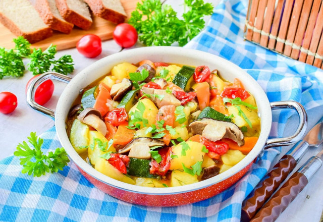 Vegetable stew with mushrooms and potatoes