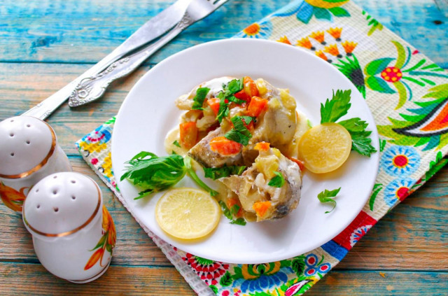 Pollock in a pan with sour cream and carrots