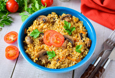 Bulgur with mushrooms and onions in a pan