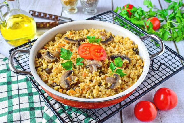 Bulgur with mushrooms and onions in a pan