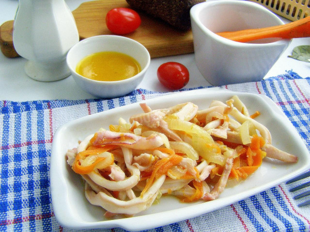 Squid with carrots and onions