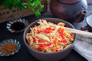 Rice noodles with chicken and vegetables