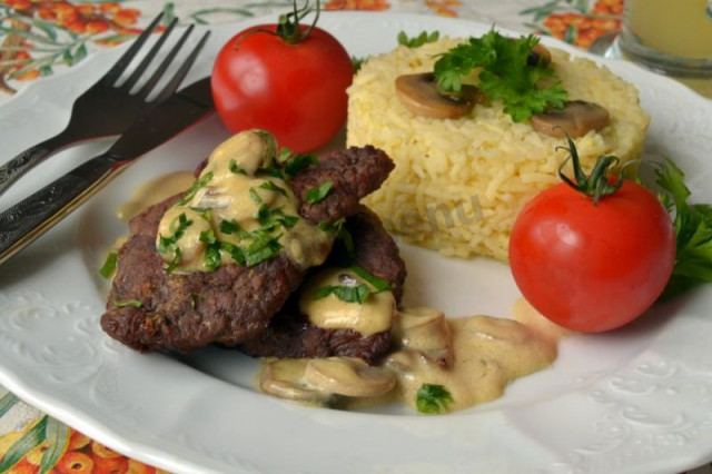 Veal in cream sauce with mushrooms