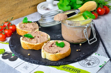 Chicken liver pate with cream