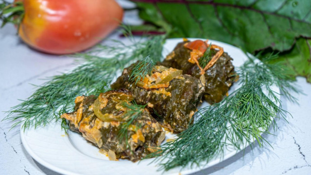 Cabbage rolls from beet leaves in Turkish