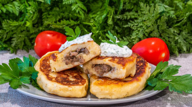 Potato chips with minced meat and mushrooms