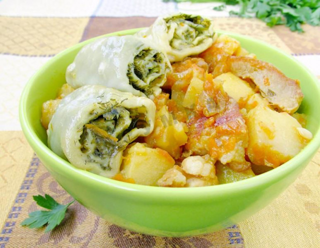 Steamed rolls of dough with herbs and roast pork