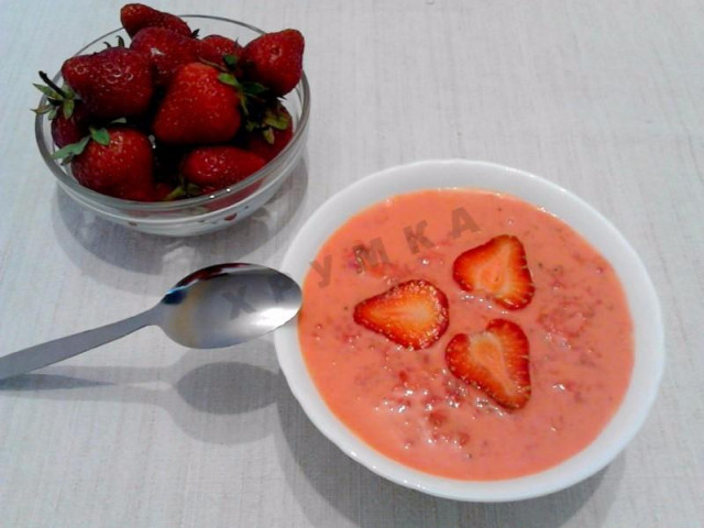 Strawberry with sour cream dessert