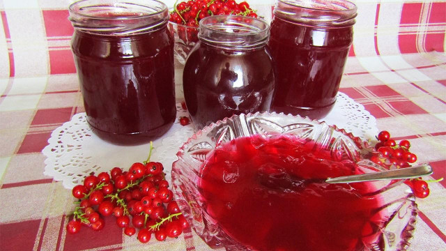 Red currant jelly for winter