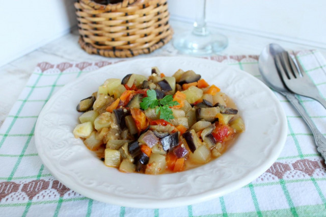 Stew of eggplant, bell pepper, tomatoes and zucchini