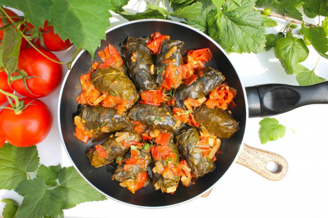 Dolma with tomato sauce