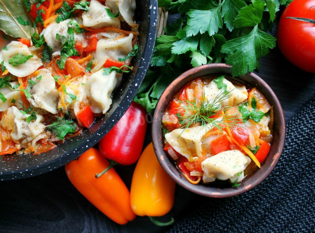 Dumplings with vegetables in a frying pan