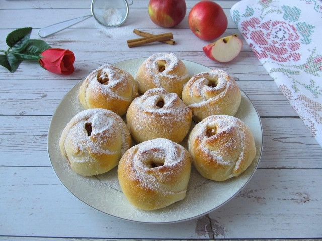 Rose buns with apples from yeast dough