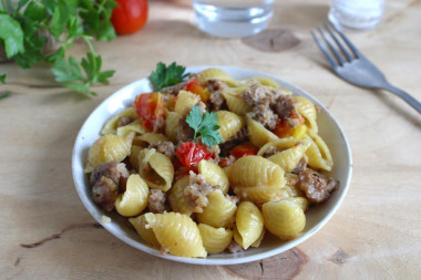 Pasta with minced meat and tomatoes