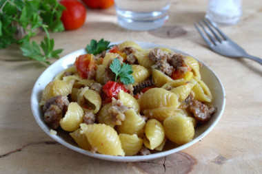 Pasta with minced meat and tomatoes