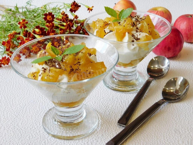Dessert of cottage cheese and apples