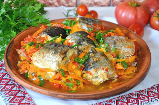 Mackerel in a slow cooker with vegetables