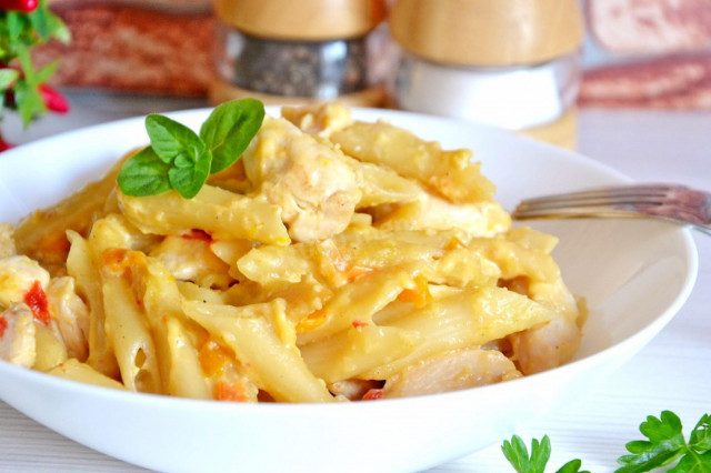 Penne with chicken and bell pepper