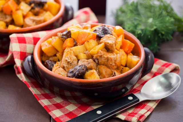 Pork with prunes in a slow cooker