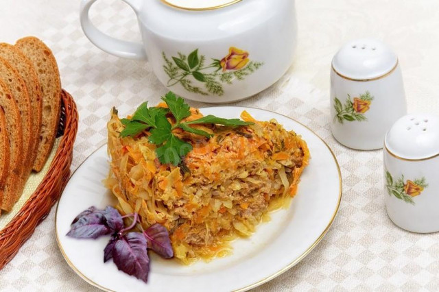 Lazy cabbage rolls in layers in a slow cooker