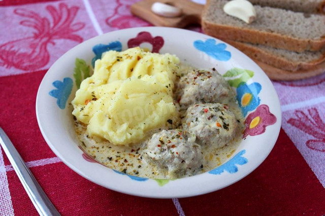 Meatballs with gravy in slow cooker