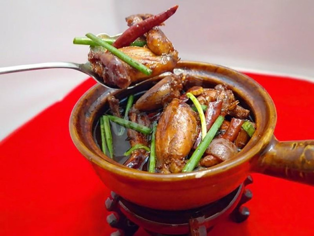 Frog legs in Chinese in a pot
