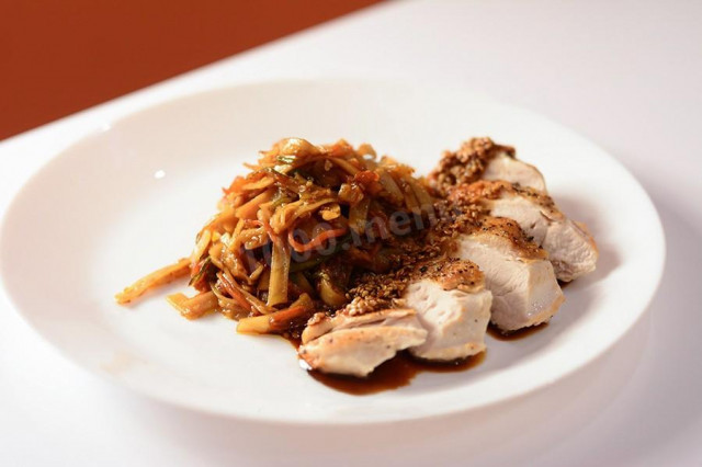 Udon noodles with vegetables with sesame sauce with chicken breast