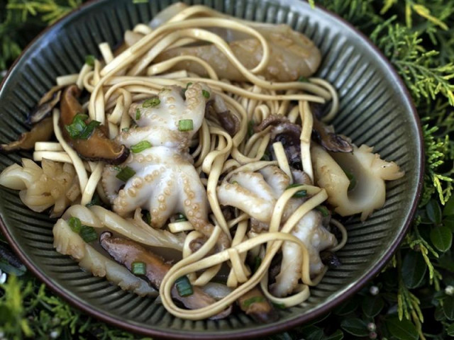 Udon noodles with seafood