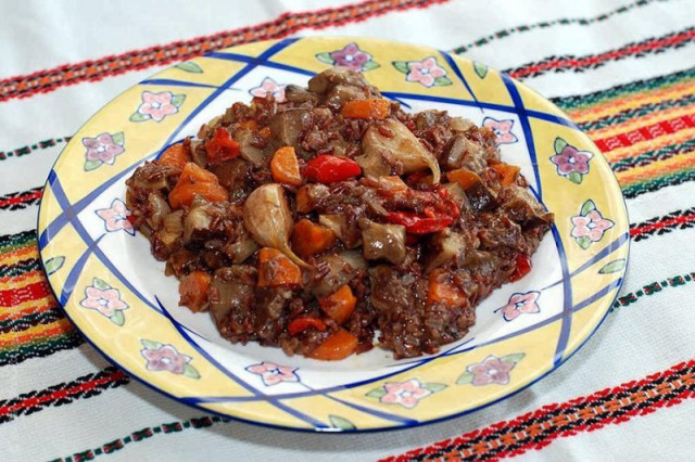 Red rice with mushrooms and vegetables