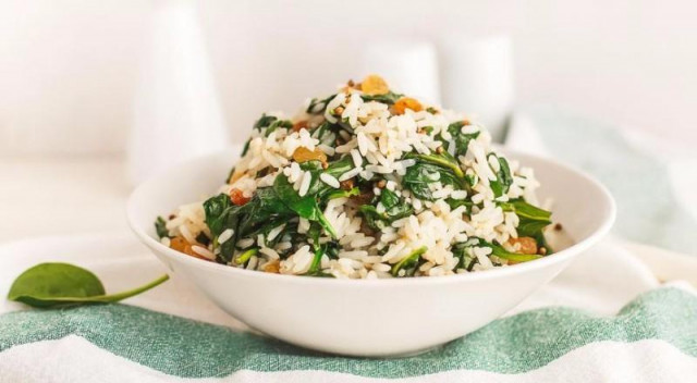 Rice with spinach and raisins