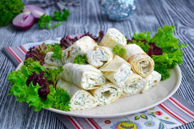 Pita bread with cottage cheese and herbs is fast and tasty