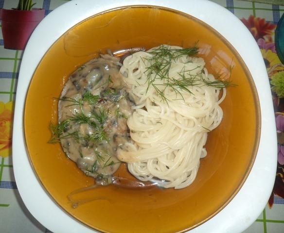 Mushrooms in sauce with onions
