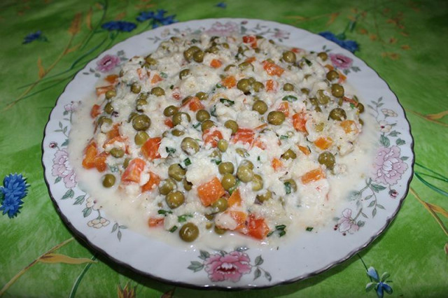 Cauliflower salad with peas and carrots