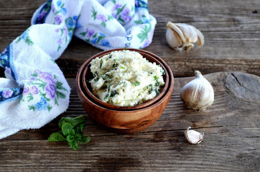Cottage cheese with herbs and garlic