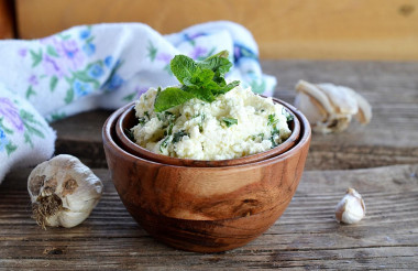 Cottage cheese with herbs and garlic