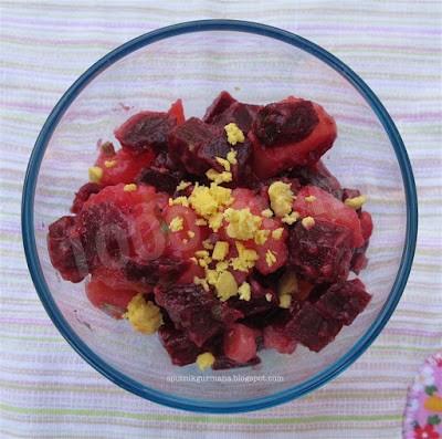 Stewed potatoes with beetroot