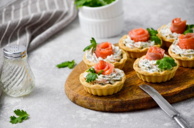 Tartlets with cottage cheese and red fish