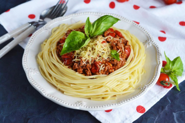 Pasta with minced meat and tomato paste