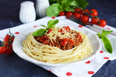 Pasta with minced meat and tomato paste